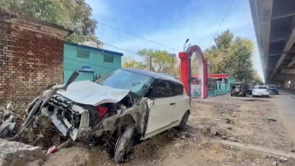 लखनऊ हादसा: स्कूल फेयरवेल से लौटते 21 साल के गौरव सिंह ने तेज कार से 6 लोगों को कुचला, 6 साल के मासूम की मौत, 5 घायल। VIDEO में दिखा रफ्तार का कहर! आरोपी गिरफ्तार।
#Lucknow #accident #UttarPradesh #UPNews #BREAKING #viral