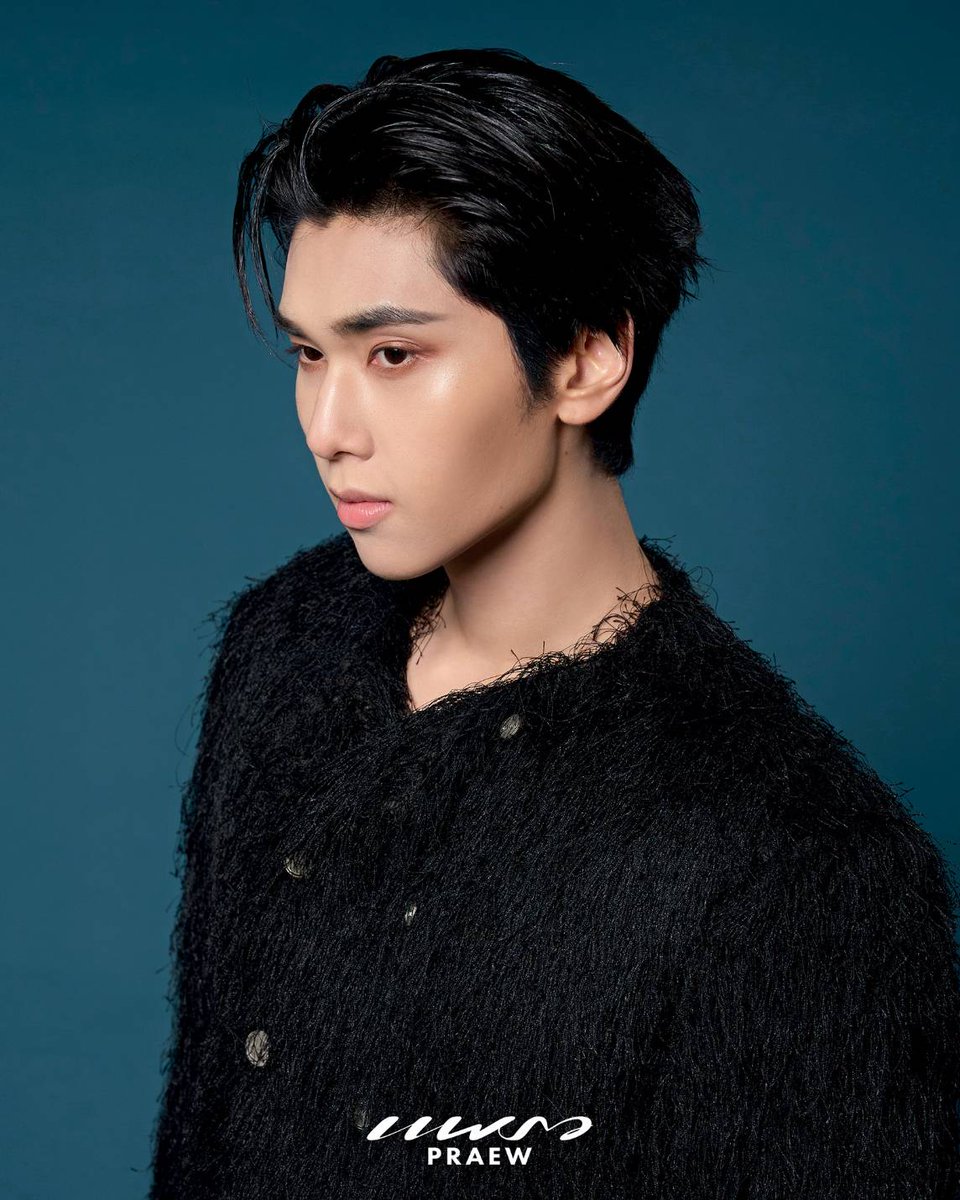 GMMTV's tweet photo. พบกับ “จุง - ดัง” ภาพแฟชั่น พร้อมเรื่องราวชีวิตและการทำงานซีรีส์ "Dare You To Death ไขคดีเป็น เห็นคดีตาย" ในคอลัมน์ Praew Favor นิตยสารแพรว ม.ค. - ก.พ. 69 

แฟนๆ สามารถติดตามรับชมภาพและบทสัมภาษณ์ได้แล้ววันนี้ทาง นิตยสารแพรว 

#PraewFavorXJoongDunk 
#JoongDunk 
#Praewmag 
#GMMTV 
@ChenRcj @dunknatachai