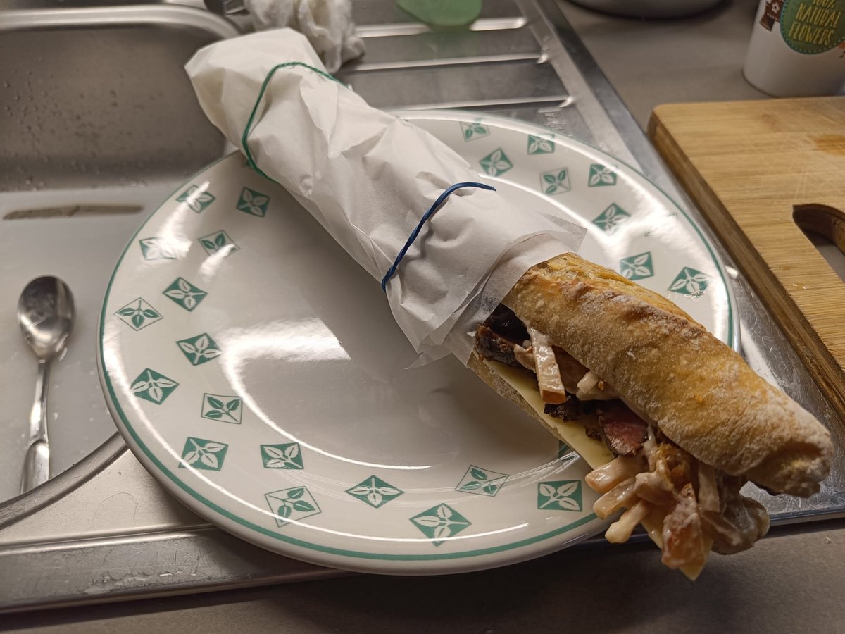 HilpoJuhana's tweet image. Pastrami and cheese baguette

Ingredients: oat baguette, butter, mild cream cheese, beef pastrami, Waldorf salad, and crispy fried onions.

#pastrami #oatbaguette #sourdough #hapanjuuri