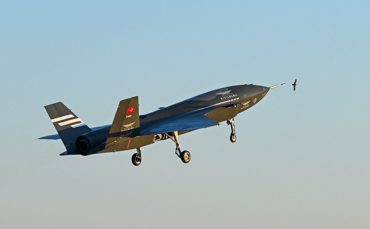 📍 Abdullah Karakuş/Milliyet:

İstanbul’daki BAYKAR’ın hangarlarını gezerken seri üretim hattında 5 tane KIZILELMA saydım. Genç mühendisler ve çalışanlar tek tek nakış yapar gibi işliyorlardı. Etkileyici ve gurur duyulacak bir manzara idi.

Hangarı gezerken ayda 1 KIZILELMA’nın