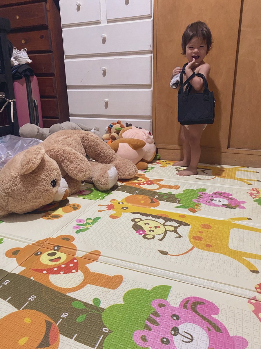 aleebeeron's tweet photo. no voy a mentir no hay un dia que no me enoje porque la casa no se mantiene limpia o que llegue una hora que ya todo me canse, pero también no hay un dia en el que piense que vino a salvarme la vida, es la compañía más hermosa que existe, sos mi mundo entero hija❤️ https://t.co/VL9UMj2Rmv
