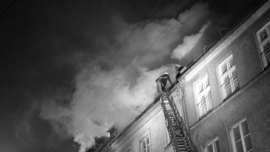 Am Abend des 13. Februar 1970 wurden bei einem antisemitischen Brandanschlag auf das Altenheim der Israelitischen Kultusgemeinde in München sieben Menschen getötet, darunter Überlebende der Shoah. Heute erinnert eine Gedenktafel in der Synagoge Reichenbachstraße an die Opfer.