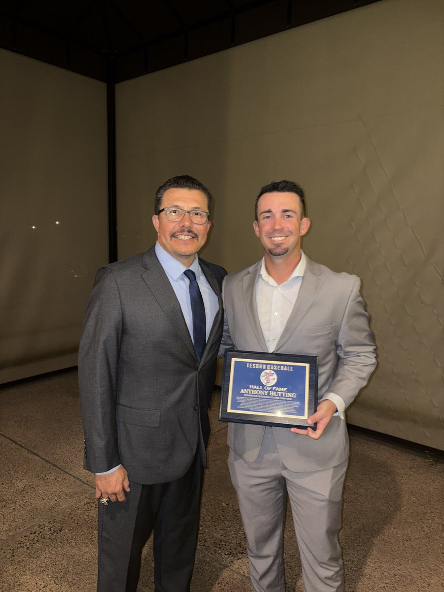 TesoroTitans_BB's tweet photo. Great Night To Be A Titan!! Big thanks to our guest speaker James Paulos (Tesoro Class of 2005) and Tesoro Baseball Hall of Fame inductees Anthony Hutting (‘09) & Eric Hutting (‘12) for being here tonight. #TheTitanWay #DefendthePit https://t.co/E4nG3Fv9YX