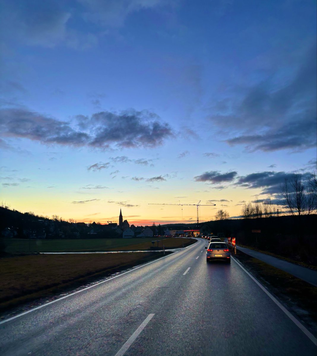 Şu foto bu güne uygun olur diye düşündüm..Karanlık iç karartıcı bi avrupa kasabası..Ama arkası aydınlık 🥰🙏☕️🎶🧿 Günaydınn 😎
#13şubatcuma