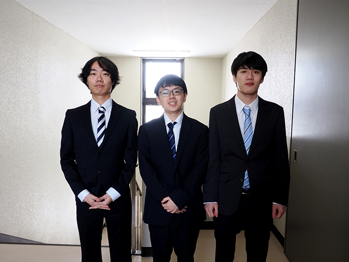 016Kit55801's tweet photo. 本日、無機材料研究室のB4学生達の卒論発表会がありました。色々とボロボロになりながらも、なんとか最後まで踏ん張れたようで一段落です。

今年のB4は全員大学院に進学しますから、来年度の学会発表準備などが直ぐに始まります。そのためしばらくすると再び忙しくなるのでしょうが、まずはお疲れさまでした。