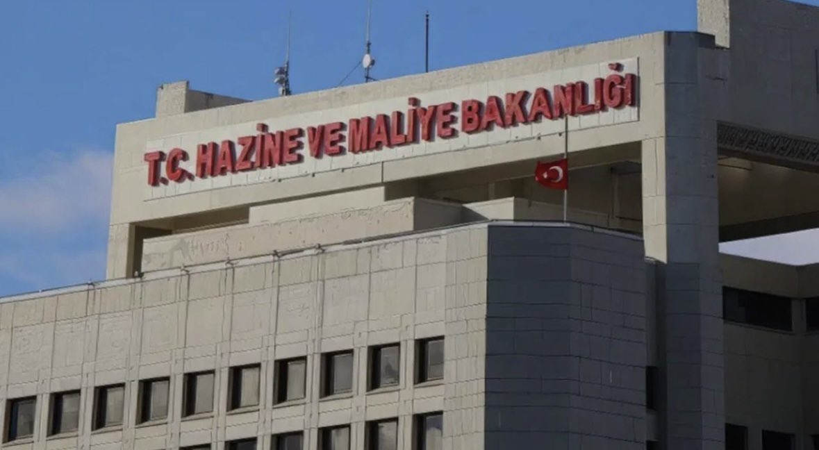 VERGİ MÜFETTİŞLERİNE EV BASKINI

Hazine ve Maliye Bakanlığı’ndan KHK ile ihraç edilen ve hâlâ görevde olan 94 vergi müfettişinden 93’ü bu sabah gözaltına alındı.

Saat 5’te yapılan ev baskınları, İstanbul Cumhuriyet Başsavcılığı’nın talimatıyla 11 ilde ev yapıldı.

Gerekçe: