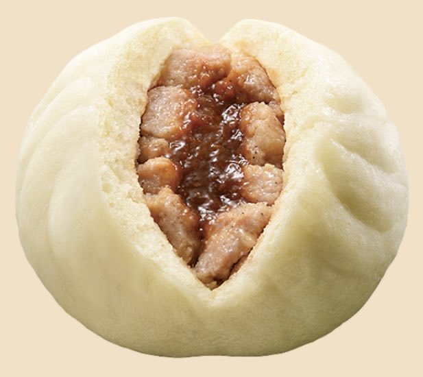 gourmetroad5's tweet photo. ２月１７日よりファミリーマートから、ジューシーな国産黒豚と玉ねぎのあんの中心に、味噌・唐辛子・にんにく・しょうがなどをブレンドした特製ピリ辛味噌ダレを閉じ込めた「極旨黒豚まん ピリ辛味噌」が新発売されます✨ https://t.co/1So4EcRN6N