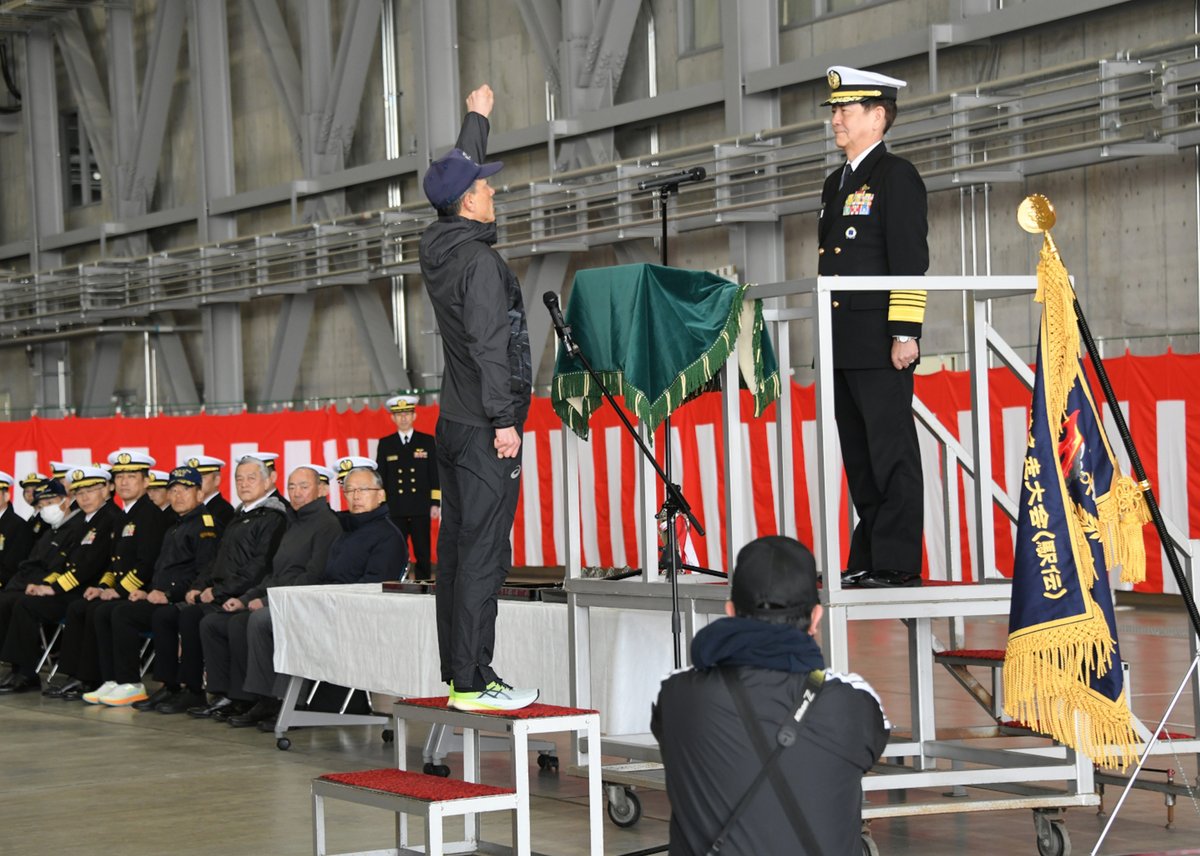 第1回海上自衛隊持久走大会(駅伝形式)が下総基地で行われたよ。各基地から選抜された隊員が下総基地に集結し襷を繋ぐため各選手全力で滑走路を駆け抜けたよ。
先導はなんとミニP🛬!!
海上幕僚長(大会会長)も来総し、選手達を激励してくれたよ。
#JMSDF#海上自衛隊#下総航空基地#駅伝#ミニP