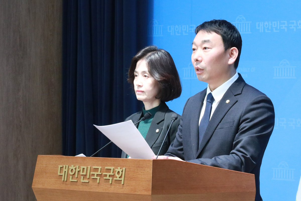 [김용민 의원실]

<사법부는 내란 재판을 향한 이중 잣대를 멈추십시오.>

오늘 더불어민주당, 조국혁신당, 무소속 법사위 위원은 조희대 사법부의 내란 재판을 향한 이중 잣대를 강력히 규탄하는 기자회견을 진행했습니다. 

피해자에게는 가혹하고, 내란범들에게는 관대한 판결을 내리는 사법부의