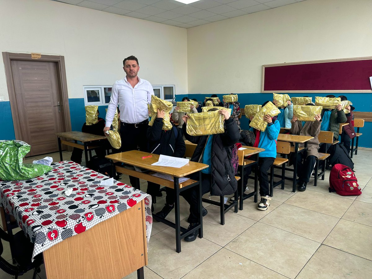 YedisuYBO's tweet photo. Milletimizin asırlara uzanan yardımlaşma kültüründen ilham alan, toplumsal birlikteligi güçlendiren, kıymetli ve örnek bir yansıma olarak 
geçmişten bugüne aktarılan İYİLİK mirasının bizlerle buluşmasına katkı sunan Mahmutlar Kılıçarslan Ilkokuluna teşekkür ederiz. 🇹🇷🇹🇷 https://t.co/cPUiPsXRW1