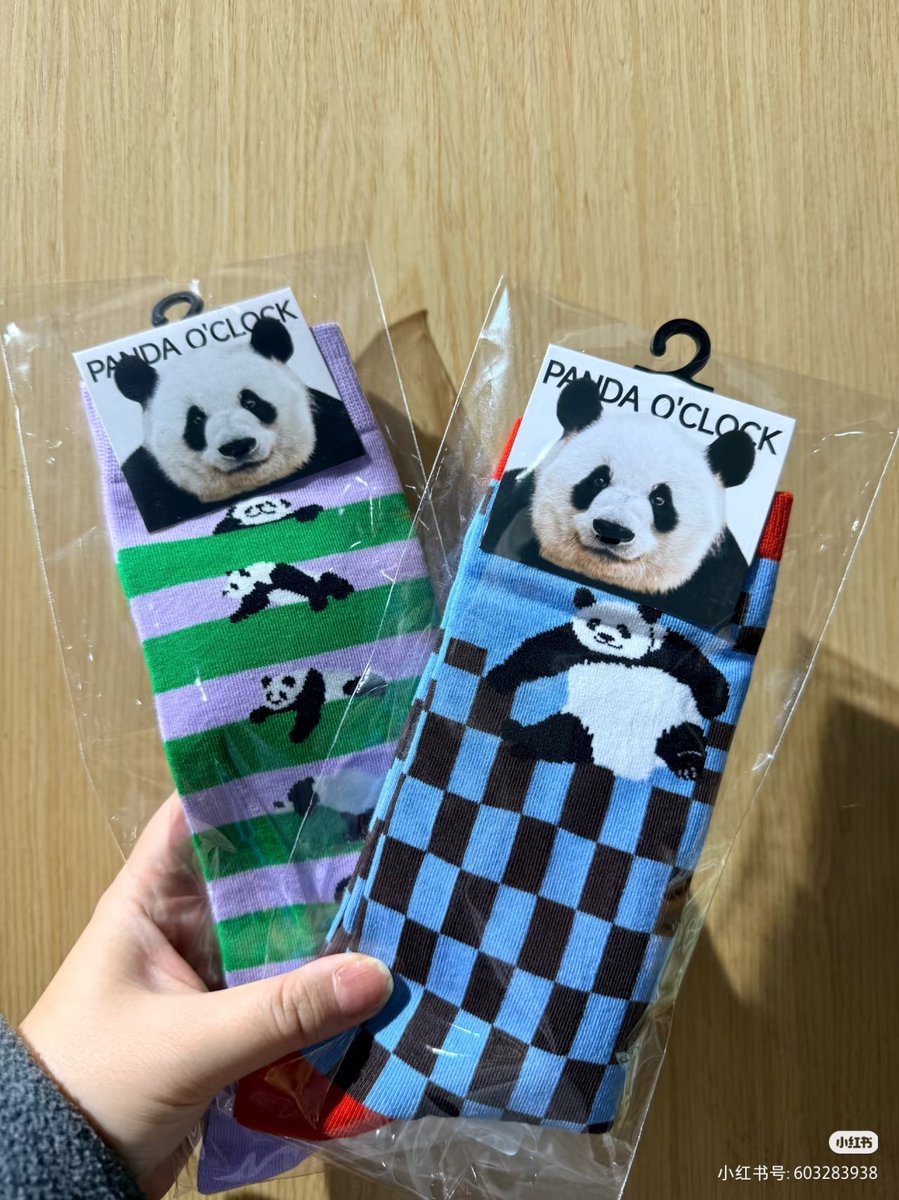 脱走王パンダ・萌蘭（モンラン）の「黒歴史」が靴下になった！？😆

北京動物園の人気者が柵を乗り越える瞬間をあしらった靴下が爆売れ中。発想が天才過ぎるwww  #パンダグッズ