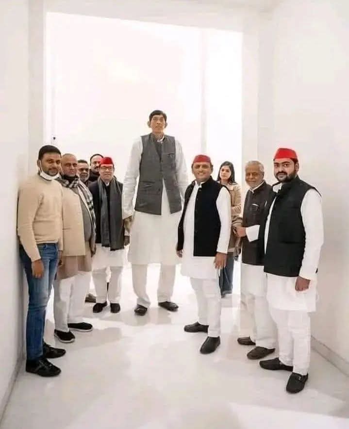 narpat_rat18280's tweet photo. भारत के सबसे लम्बे व्यक्ति हुये सपा में शामिल, 
अब टोटी के साथ पंखा भी खोल सकतें हैं. 2027 mei toti ke sath pankha bhi safe nhi hei Mitro 🤗 https://t.co/Ho2M2VGRIx