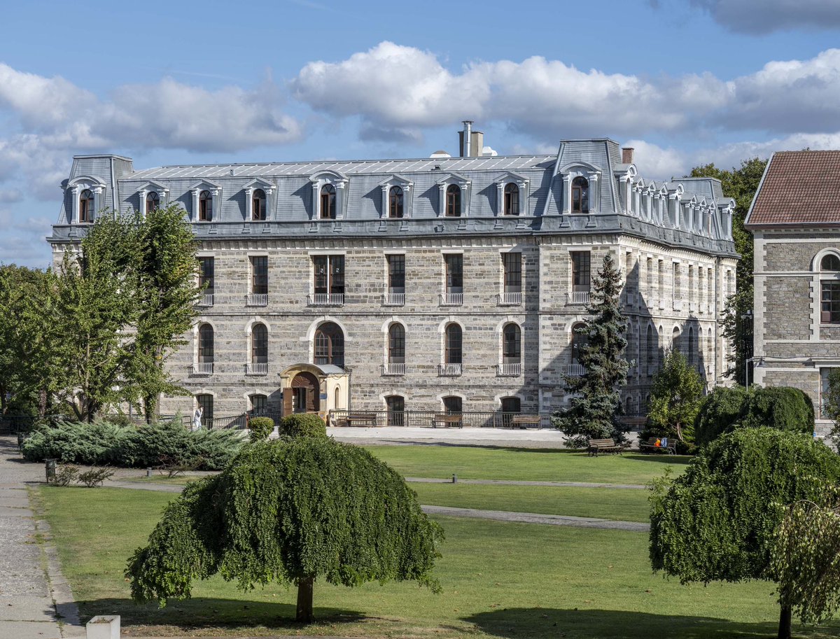 solcugazete60's tweet photo. Boğaziçi Üniversitesi Güney Kampüs Theodorus Hall yurdunda kalan öğrencilerden odalarını boşaltmaları istendi.

Odalarda aramayı polis ya da güvenlik değil, cumhurbaşkanlığı korumalarının dedektör ve köpeklerle yapacağı; öğrencilere ise oda ve dolap kapılarını kilitlememeleri, kilitli olması halinde kapıların kırılacağı bildirildi.

(Boğaziçi TV)