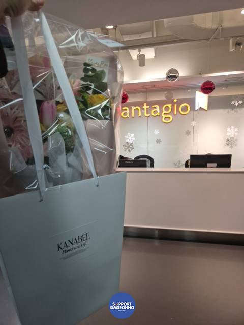 260213
วันนี้ทางบ้านได้ส่งช่อดอกไม้ไป Happy Valentines ล่วงหน้าให้คุณคิมซอนโฮค่ะ
หวังว่าความรักความคิดถึงจะถูกส่งไปเป็นกำลังใจให้คุณคิมซอนโฮ กับละครเวที 'INTERVAL' รอบแรกในเย็นวันนี้ด้วยค่ะ

#Kimseonho #김선호 #คิมซอนโฮ