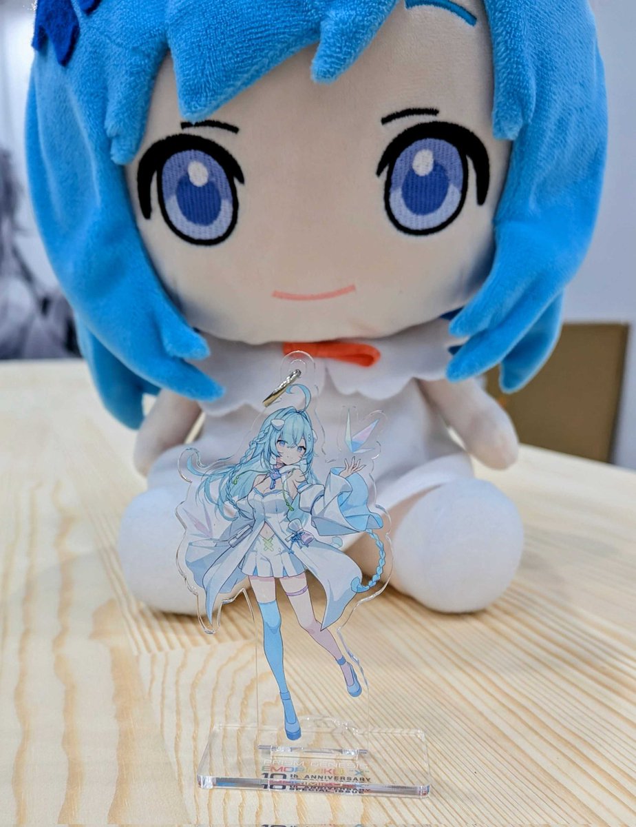 現地グッズセットの中に入るアクリルキーホルダーは新ビジュアル絵守の