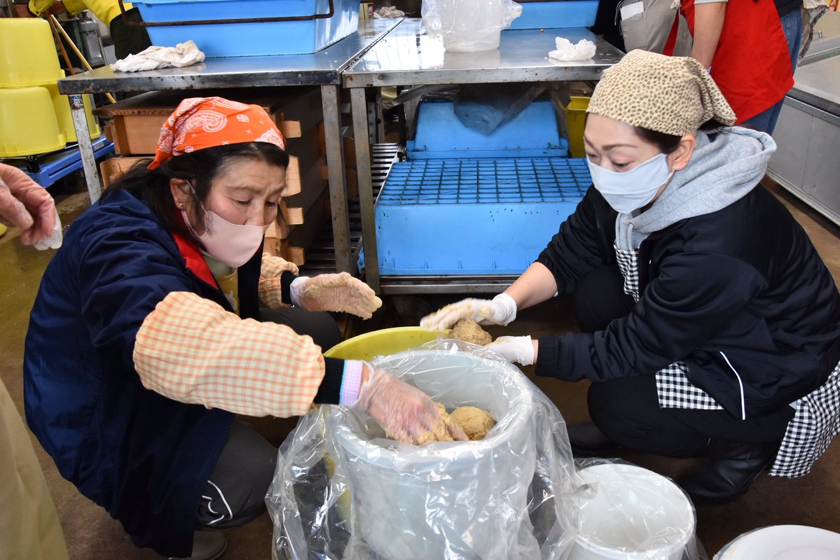 2月13日（金）農産物加工施設「あじの里」で「味噌づくり講習会」が行われました。参加者はあらかじめゆでた大豆にこうじなどを混ぜる工程から体験。しっかりと混ぜたら機械でミンチ状にして、容器へ。早くても食べられるまでに10ヶ月程度発酵させるそう。