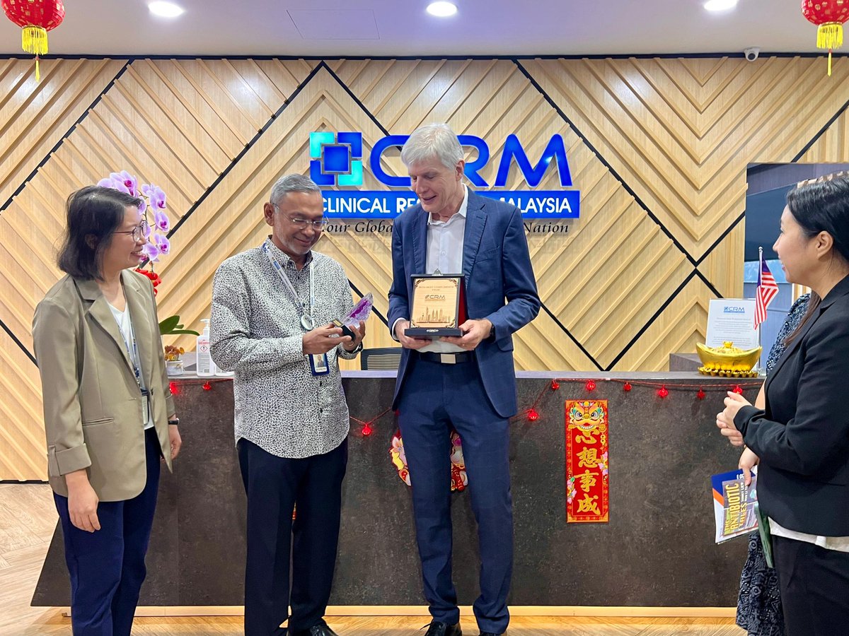 Collaborative discussion with the ADVANCE-ID team, Prof David Leslie Paterson (Director), Dr Ding Ying (Assistant Director), Dr Ong Siew Pei (Project Manager), Ms Ong May Gee (Chief Monitor), and Ms Tin Tin Win Aye (Study Monitor) on advancing infectious disease research in Asia.