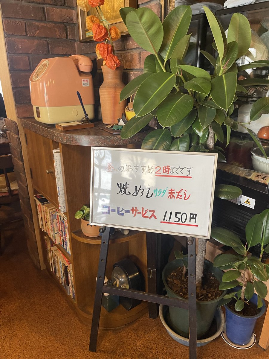 IdolPunchRacco's tweet photo. 男という生き物は、時々皿に盛ったライスを割り箸で食べたい時がある。
特殊な能力でその種の店を探し始め、まるでキノコ採り名人の様に見つける。
恐らく常連のモノだろう。
店前に横付けしてる車種でローカルの絶大な支持を得ている事がわかる。もう「当たり」の匂いがプンプンとしているではないか。