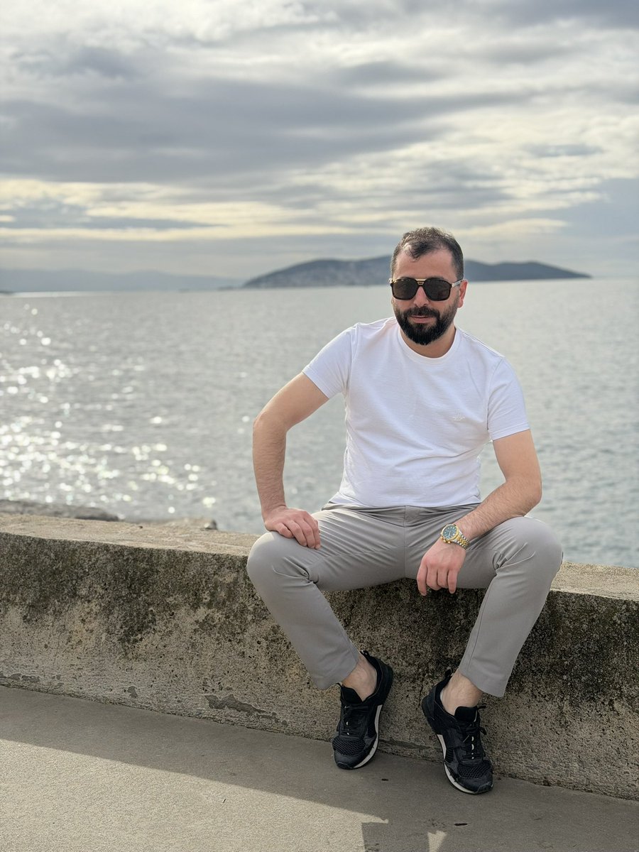 "Yoğun iş temposunun arasında kısa bir nefes. Denizin huzuru, yeni projeler için en büyük ilham kaynağı. 🌊⚓"

#artuinşaat #gayrimenkul #mimari #konutprojeleri #inşaatsektörü #tekinturhan