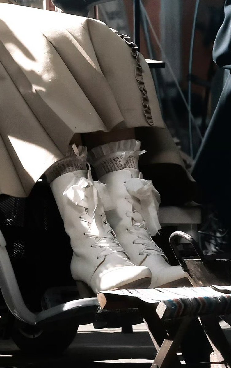 ถ้าคุณคิดว่าเซตติ้งโลกแตกตัวเอกพิการต้องนั่งวิลแชร์แล้วเราต้องมอมแมม คุณคิดผิดค่ะ เพราะคุณหนูไป๋ชีใส่ส้นสูงผูกโบว์เปลี้ยนทุกวันไม่สนว่าไม่ได้ใช้ พอดีเป็นคนสวยติดแกลม
#เฉินตูหลิง #ChenDuling #陈都灵
#今天也没变成玩偶呢 #TheDollGame