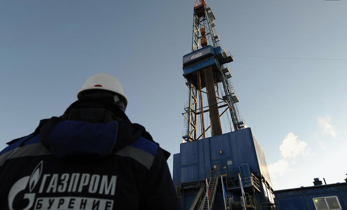 «Газпром нефть» обнаружила в арктической зоне Ямало-Ненецкого автономного округа месторождение с геологическими запасами 55 млн т нефти.
Бурение поисково-оценочной скважины на глубине 2,7 км дало промышленные притоки малосернистой и низковязкой нефти, газа и конденсата.