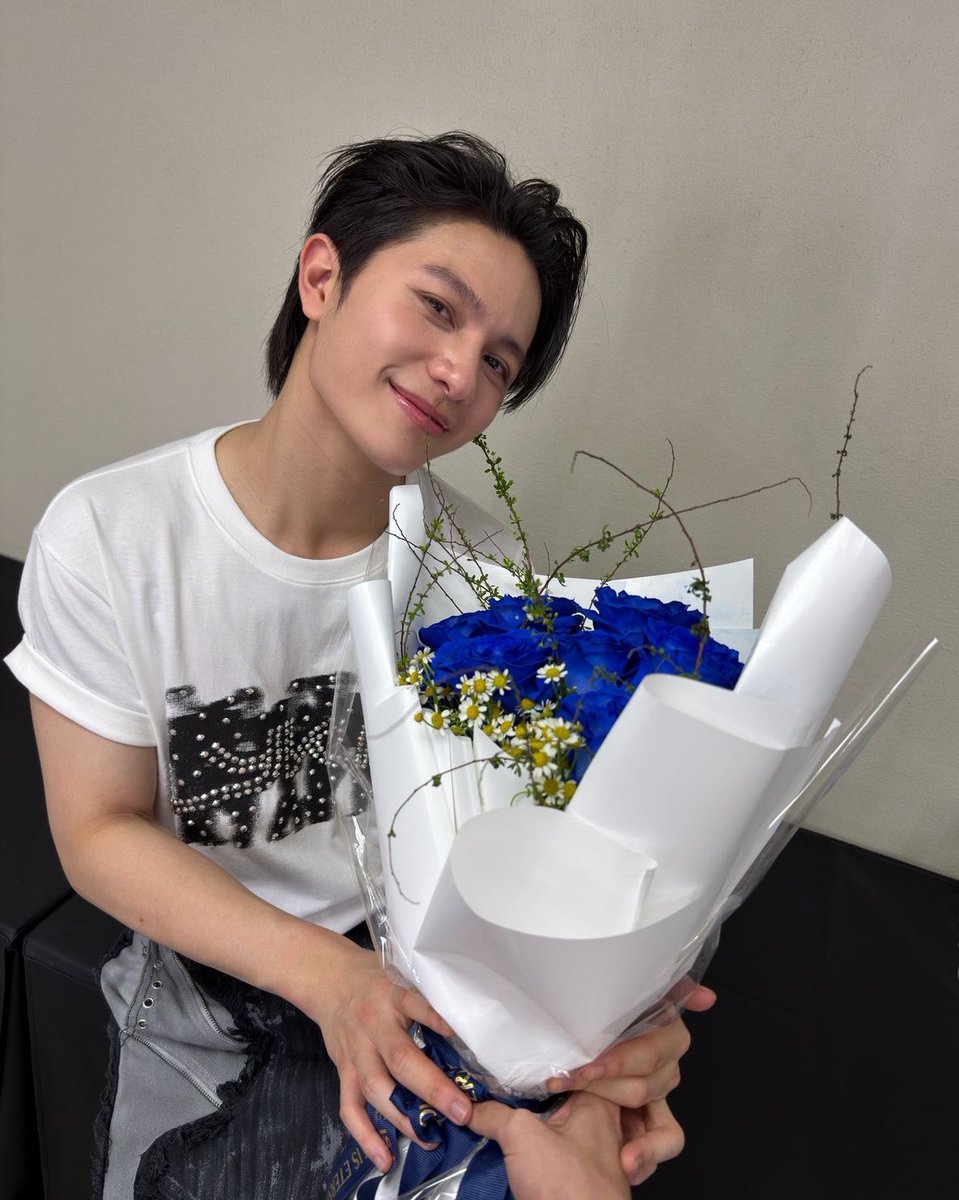 sthibtw_'s tweet image. “ดอกกุหลาบสีน้ำเงินแล้วกันครับ เพราะเป็นดอกที่ตัวเองชอบและสีที่ชอบ”

“เป็นดอกไม้ที่ให้ตลอด ให้คนเดียว ไม่ได้ให้ใคร”💙