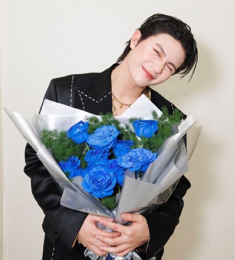 sthibtw_'s tweet image. “ดอกกุหลาบสีน้ำเงินแล้วกันครับ เพราะเป็นดอกที่ตัวเองชอบและสีที่ชอบ”

“เป็นดอกไม้ที่ให้ตลอด ให้คนเดียว ไม่ได้ให้ใคร”💙