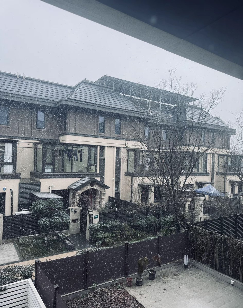 aayqny's tweet photo. 下雪了 https://t.co/ocwgc6m5pi