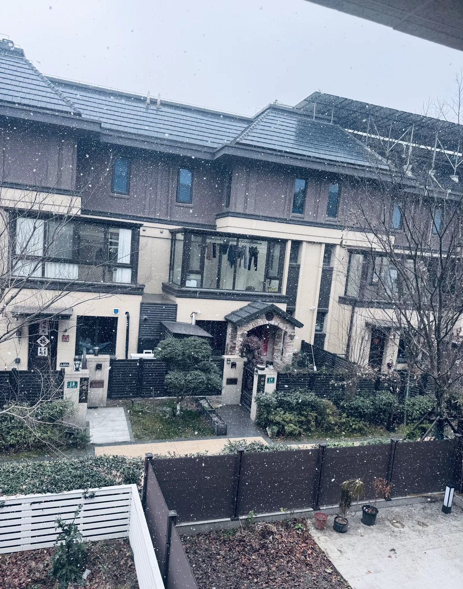 aayqny's tweet photo. 下雪了 https://t.co/ocwgc6m5pi