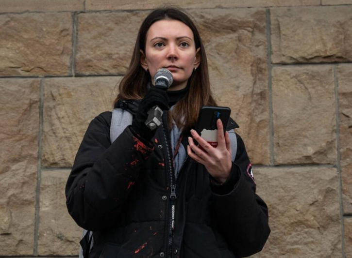 Demokratska, proevropska javnost u Srbiji nije zaboravila grupu novosadskih studenata koji su pod pritiskom i represijom režima bili primorani da napuste zemlju.

   Od početka protesta nakon pada nadstrešnice na Železničkoj stanici u Novom Sadu (1. novembar 2024. godine, 16