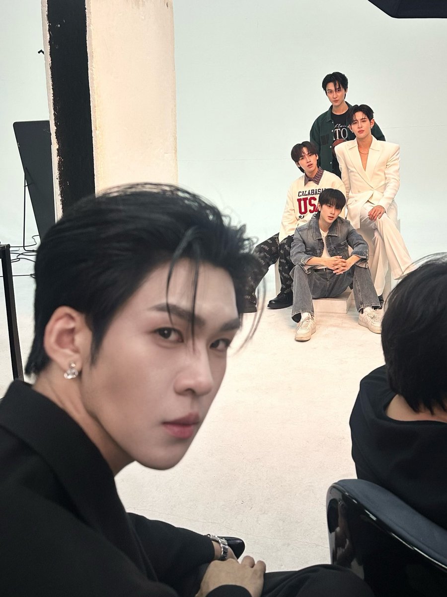 รวมตัวแรงขนาดนี้ ก็ขอให้อยู่รอดในวงการแล้วกันนะคะน้อง พี่อวยพรให้:)))

FITTING MR FANBOY
#Fittingรักสุดใจนายแฟนบอย