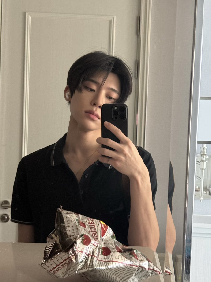 지금 굿즈 볼 때가 아니였구나 오마이띠론님 이제 봄