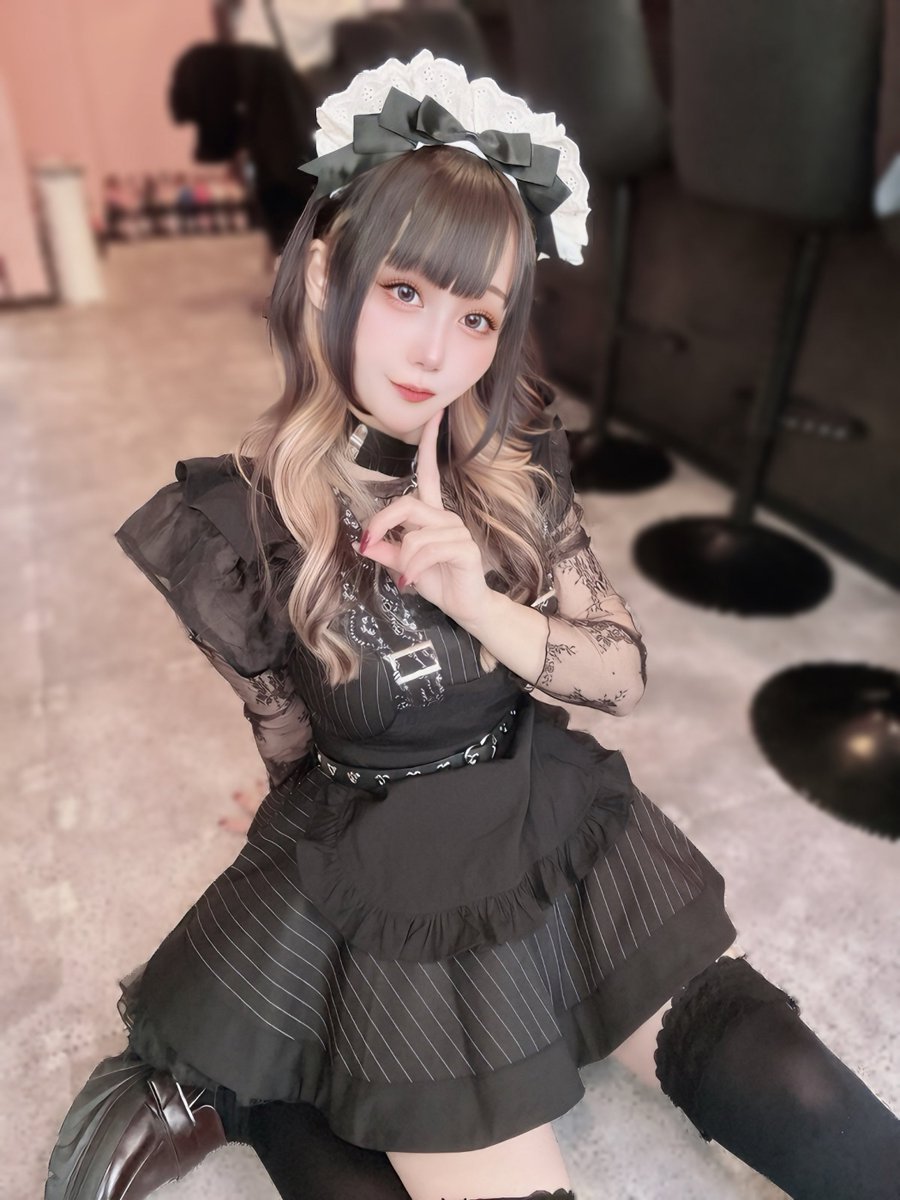 ログインしてます🐈‍⬛ 本日 おNEW衣装ですヮ〜🖤 予約チェキは 21時