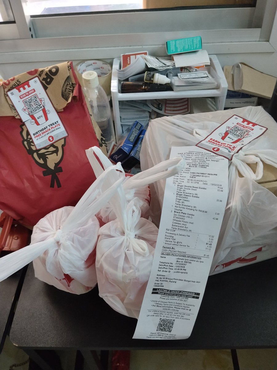 Baekhyunlov's tweet photo. kali ni air pulak tak cukup.. setiap kali order mesti ada masalah, nmpk simple tapi bila lapar rase nk marah jugak @KFCmalaysia https://t.co/P14K0WXFfz