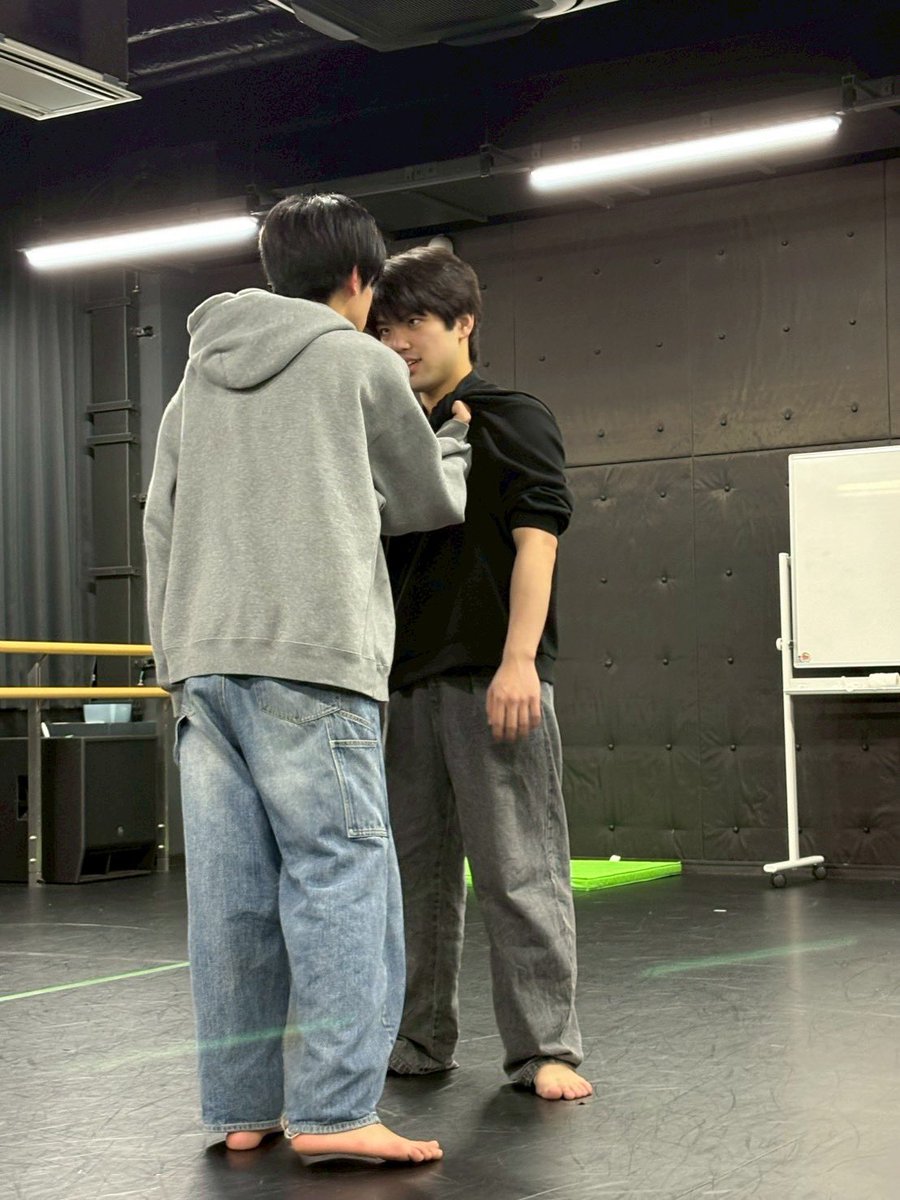 だいごさんは、キャストの中で一番掴みがいのある胸ぐらを持ってます。
果たして、このシーンは本当に存在するのでしょうか。ぜひ、そぞろ座へ。