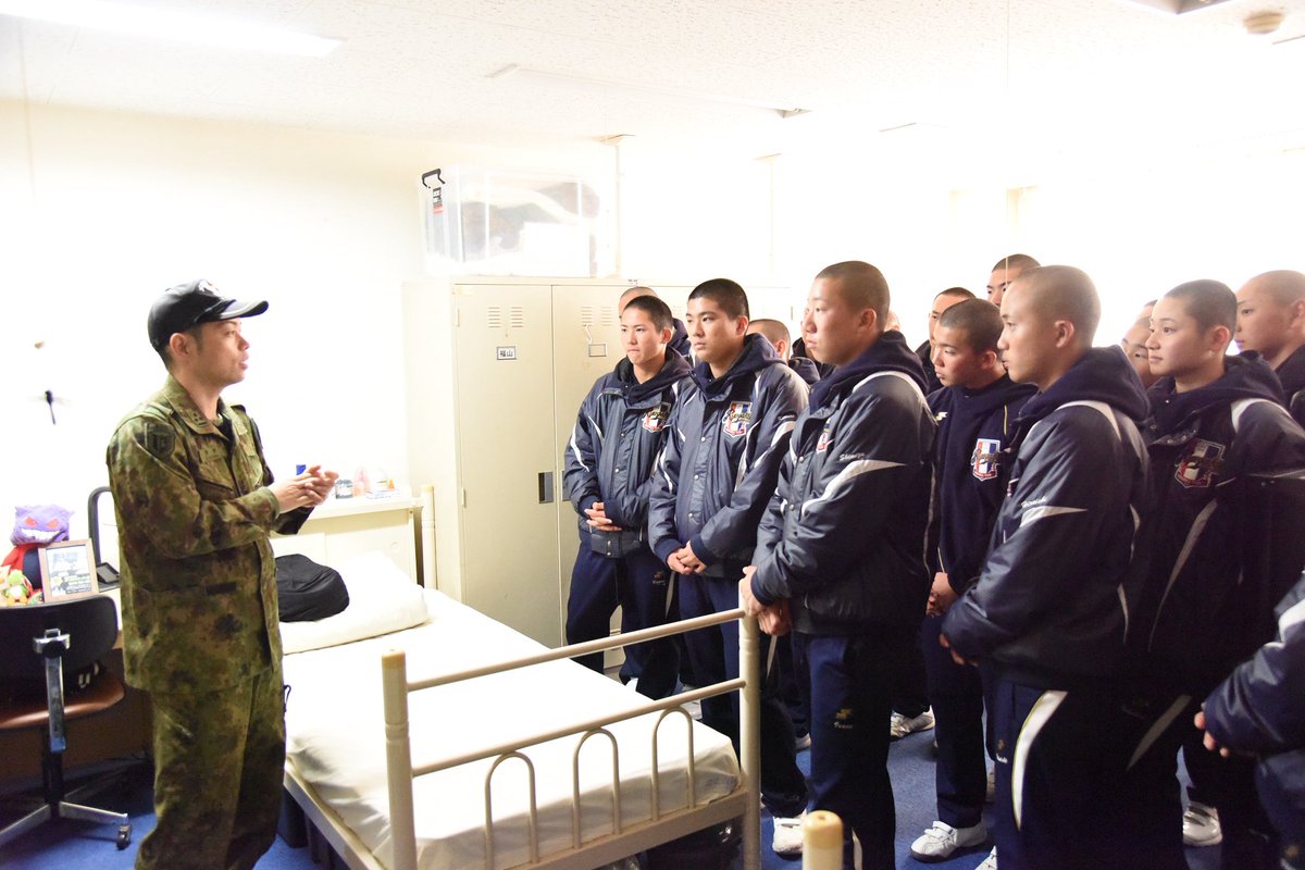 AvnHofu's tweet photo. 山口県柳井学園野球部の皆さんをお迎えし、隊員との交流や実際の救護・ﾗｯｸｻｯｸﾏｰﾁ・航空機の搭乗体験を通じてともに汗を流し自衛隊の仕事に触れていただき身近に感じていただけた1日となりました。
甲子園に向けて頑張ってください。
(本人の同意を得て写真を掲載しています)
#職場体験  #防府 https://t.co/NIudaGVX7v