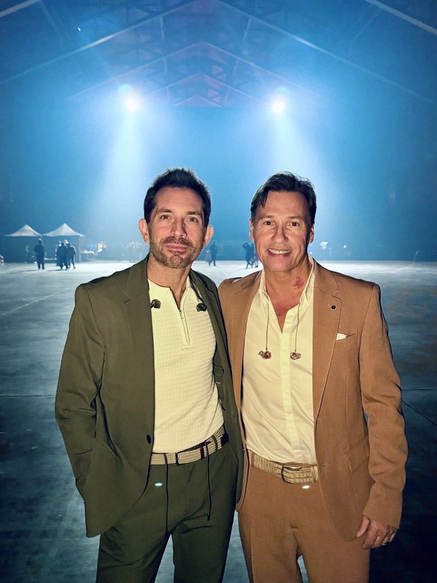 iamNathanMoore's tweet photo. Lyon, tu as été fantastique hier soir ! Allumez vos téléphones et chantez avec nous à Amneville ce soir ! @calcooperwa @iamSteveHart 
#worldsapart https://t.co/WTfBxEGuJ4