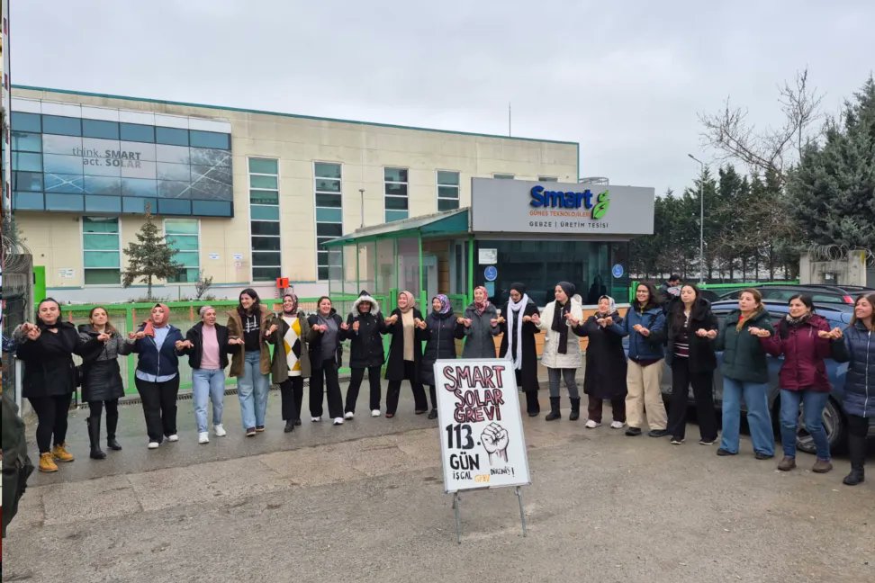 ilericigenclik's tweet photo. 114 gündür grevi özveriyle sürdüren Smart Solar işçileri patrona geri adım attırdı. Toplu sözleşme imzalandı, direnen işçiler kazandı. 
Yaşasın işçilerin örgütlü mücadelesi!
@BirlesikMetal @smartbirligi https://t.co/UsuXXNlYIm