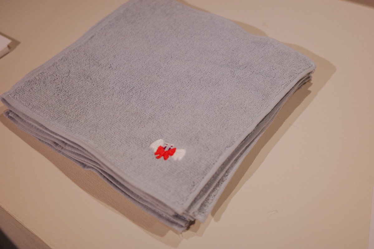 ハンカチとポストカードを持ってきましたよー！