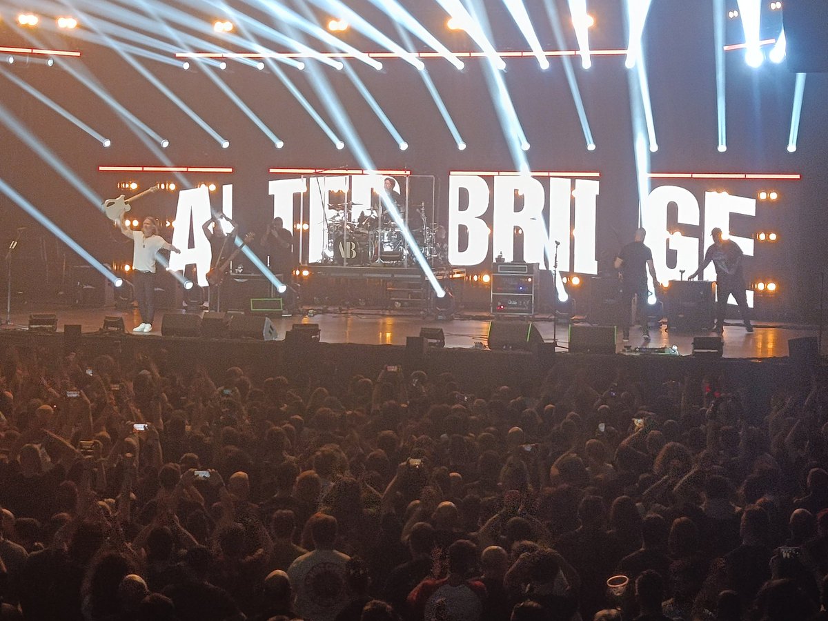 llillitto's tweet photo. Cuarta vez que veo a @alterbridge y cada día me parecen mejores. Qué pedazo de grupo!!! https://t.co/w2B2Ql9nHb