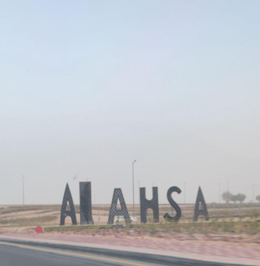 هل #الكرم في #السعودية واجب ضيافة،أم فطرة؟
فبين نخيل #الأحساء وجبال #حائل، وجدت الكرم لغةً لا تحتاج ترجمة!
إلا أن المدهش حقًا تعليق ابني الذي شهد معي المشاهد كلها!
بعد أن ذكر لي موقفا مشابها حصل له مع زملاءه في الباحة قال: يمه هذا يدل على أن #السعودية كلها أهل كرم🌴🌴🇸🇦🇸🇦🇸🇦