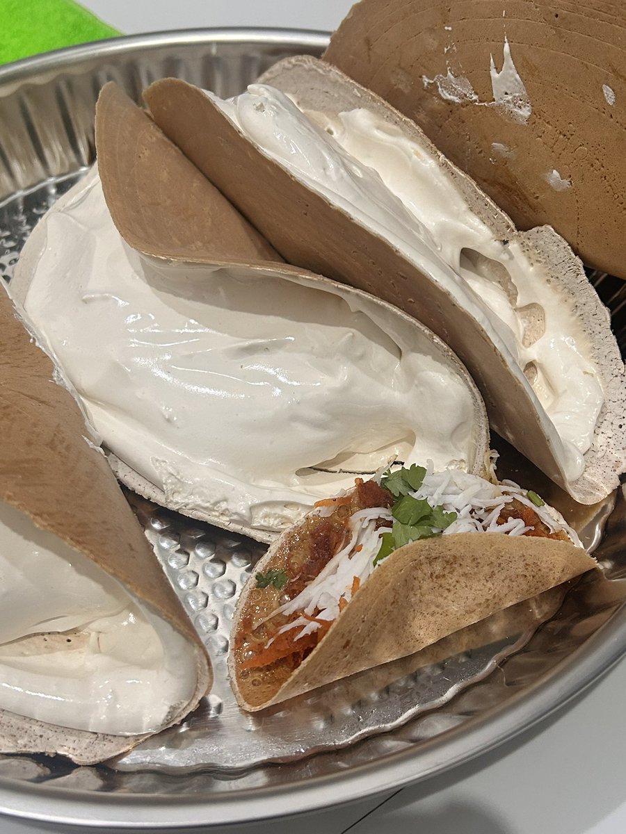 เพิ่งเคยลองขนมเบื้องวัดอรุณแบบไซส์ใหญ่ 🫨

โคตรบิดาโคตรมารดาขนมเบื้องเลยล่ะ ครีมแบบกินวันนี้ อิ่มจนถึงท้ายปี 555555555
(รูปสองเทียบกับอันปกติ)