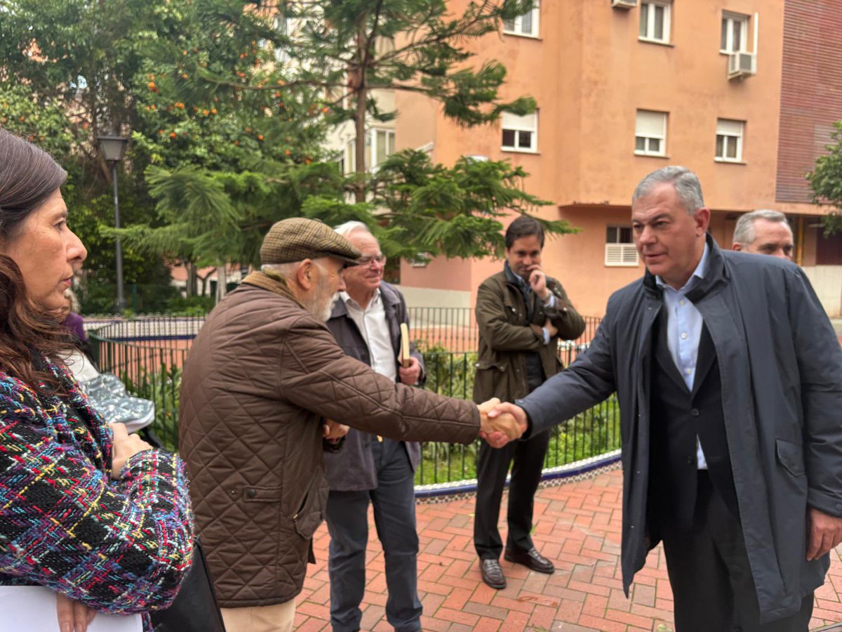jlsanzalcalde's tweet photo. Buenos días☀️Esta semana he visitado a los vecinos de Entrepuentes, maravilloso entorno entre las Puertas de Carmona y la Carne que están siendo testigos del desbloqueo del histórico mercado tras décadas abandonado

Seguimos trabajando por ellos y por todos los vecinos de Sevilla https://t.co/LW1HT0udzl