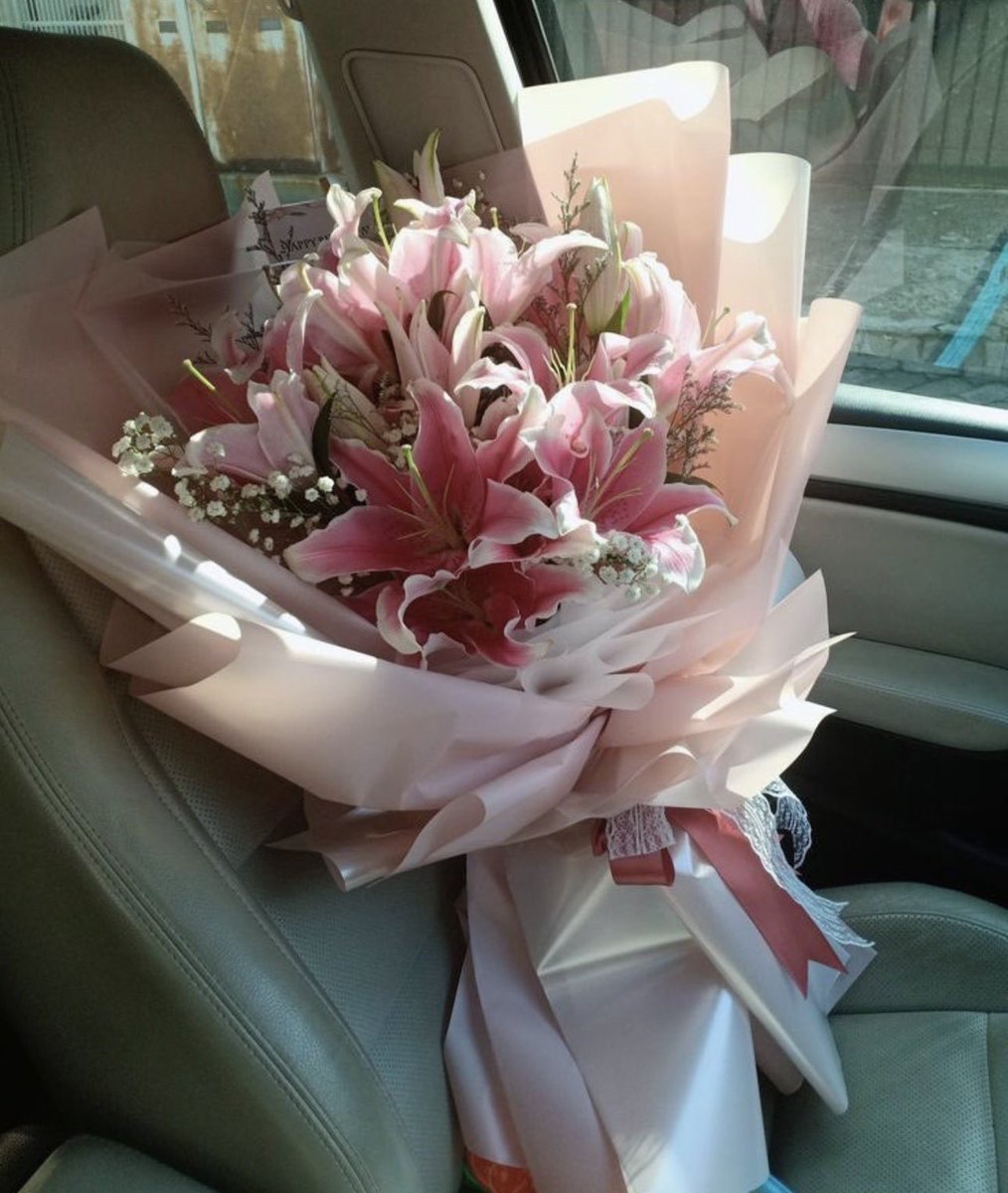 i3Moment's tweet image. Lily bouquets