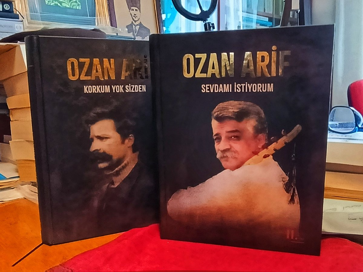 OZAN ÂRİF'İN VEFAT YILDÖNÜMÜ

Öyle bir yiğit ender gelir.

Şairler içinde bir yiğit şairdi.
Sözü kılıç gibi keserdi.
Bizde şair dediğin öyledir.
Kimseye kul köle olmaz.
Övgüsü de yergisi de hedefi alnından vurur.

Öğretmendi.
Öğretmenken o büyük kavganın içindeydi.
12 Eylül
