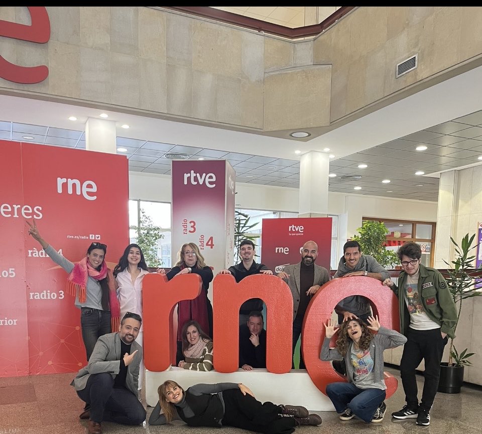 Feliz día #diamundialdelaradio a los oyentes, a los compañeros de las ondas, pero sobre todo a mis compañeros y amigos de la casa de ⁦la radio <a href="/rne/">Radio Nacional</a>⁩ que me enseñaron todo lo que sé, especialmente al equipazo de ⁦<a href="/LasTardesDeRNE/">Las tardes de RNE</a>⁩ donde fui tan feliz