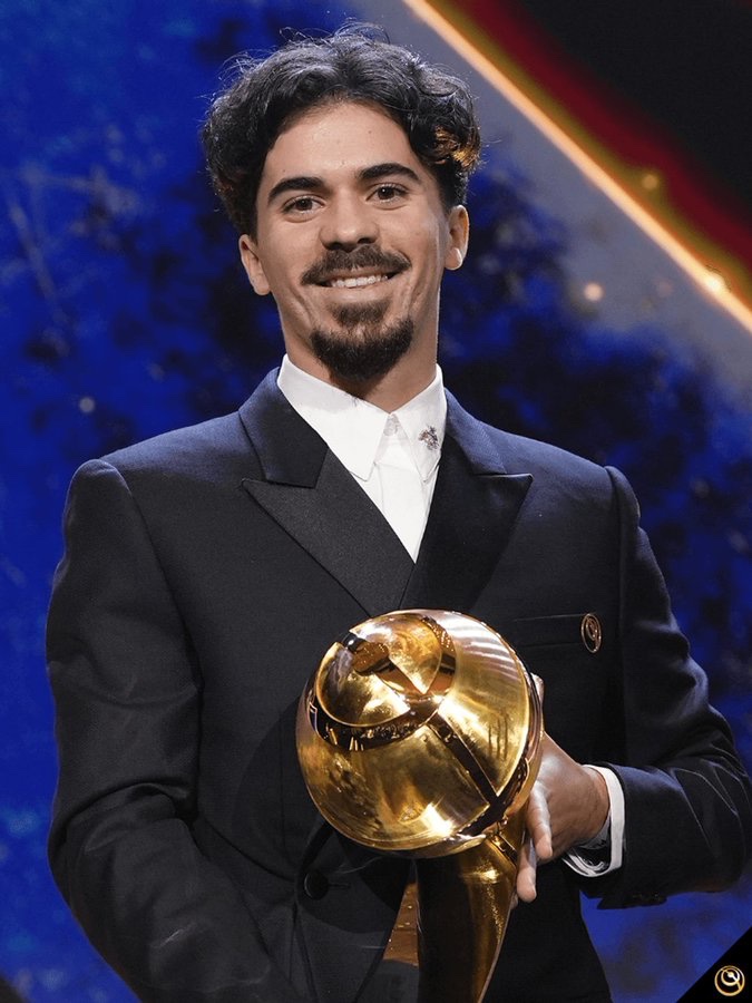 Joyeux anniversaire <a href="/vitinha/">Vitinha</a>, le meilleur milieu de terrain du monde. ❤️💙