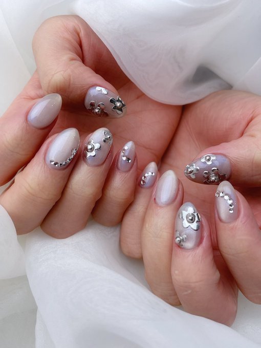 新しい爪かわいい!
ホワイトにブルーラメのちゅるんマグネット🩵 