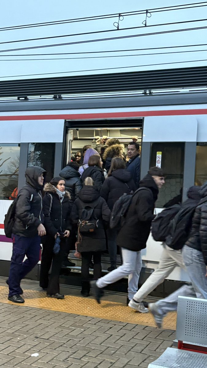 Una imagen. 
Lo de todos los días.

Estamos hartos.

#renfe #C3 #madrid #tren #cercanias #adif #C4
