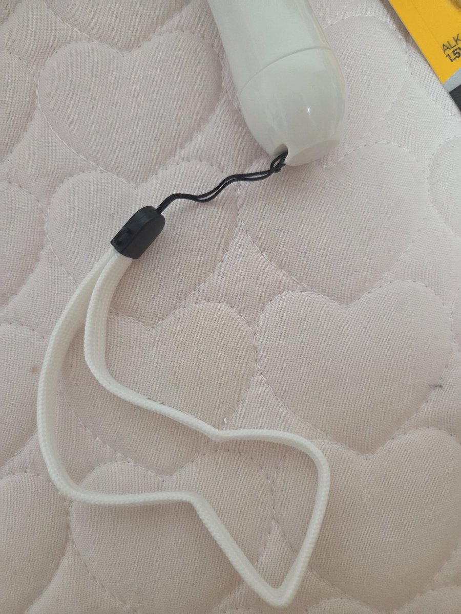 이거 핸드스트랩(?) 이거 곧 끊어질거 같음 (검은부분 엉켜서 풀었더니 상태가 안조음)